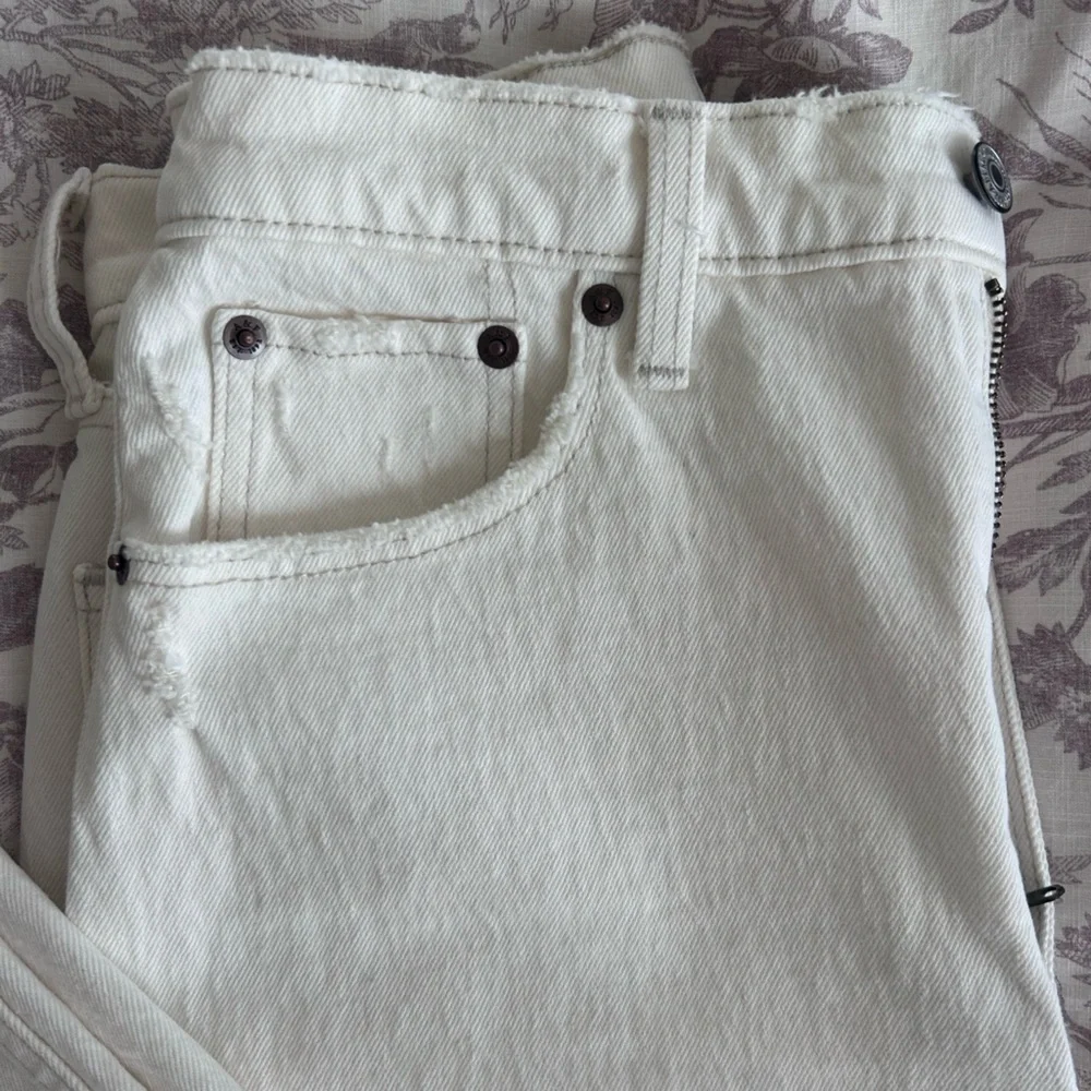 Abercrombie & Fitch Curve Love 90s Straight Ultra High Rise Jeans in Cream - Picture 5 of 5